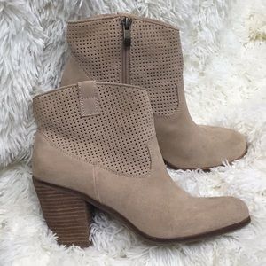 Vince Camuto boots size 8 1/2